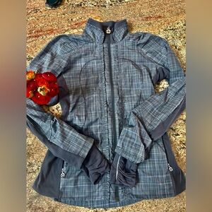 Lululemon vintage zip up tailored jacket, lined.
Sz 4 (no dot?)